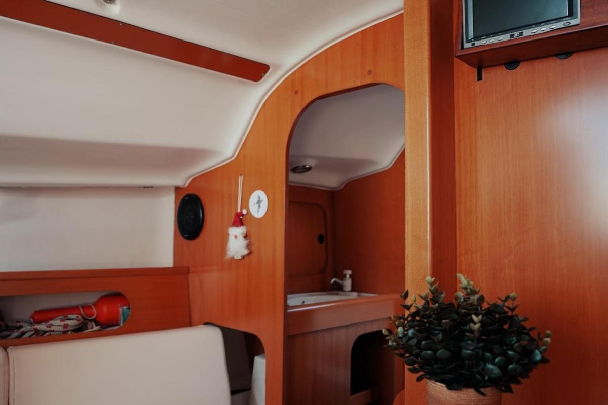 Surfbird Cozy Sailboat Escape * Lisbon